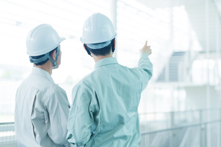 現場を確認する作業員の後ろ姿